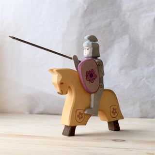 Knight riding red with yellow horse - trefigur