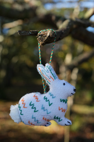 Dyrepynt i filt - håndlaget av gjenbrukt tekstil