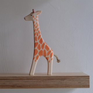 Giraffe standing - trefigur