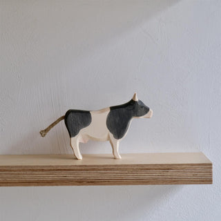 Cow black and white standing - trefigur