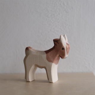 Goat kid standing - trefigur