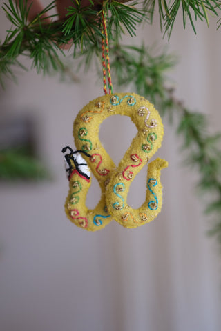 Yuze slange - håndlaget pynt av gjenbrukt tekstil