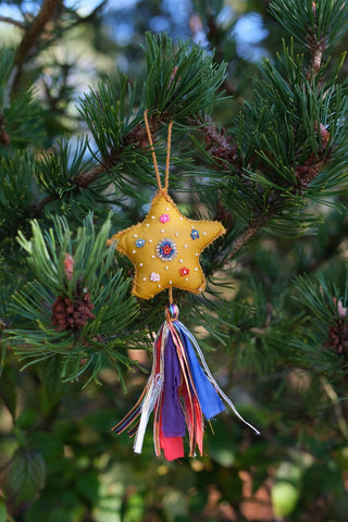 Stjerne med dusker - håndlaget av gjenbrukt tekstil