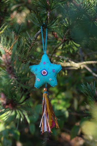 Stjerne med dusker - håndlaget av gjenbrukt tekstil