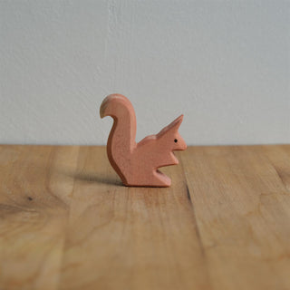 Squirrel sitting - trefigur