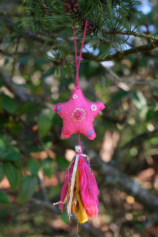 Stjerne med dusker - håndlaget av gjenbrukt tekstil