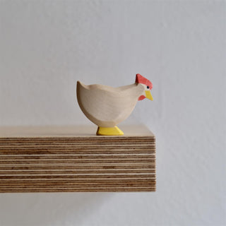 Hen white standing - trefigur