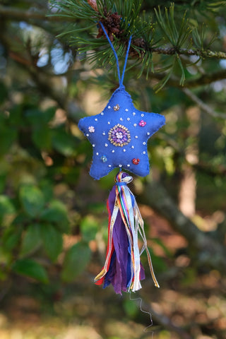 Stjerne med dusker - håndlaget av gjenbrukt tekstil