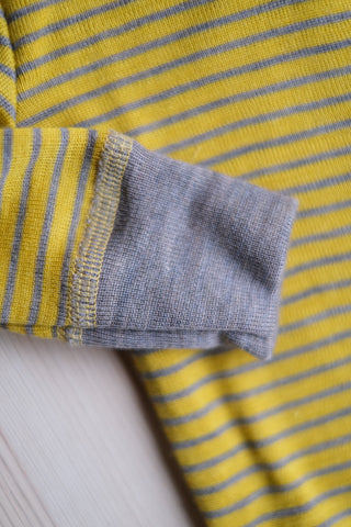 Stripete body med knapp ull/silke  - saffron/walnut