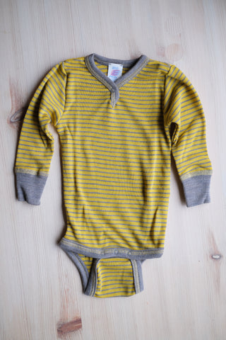 Stripete body med knapp ull/silke  - saffron/walnut