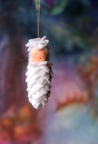 Liten snøkongle - hengeullfigur
