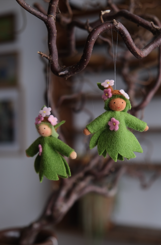 Liten blomstrende gren - hengeullfigur