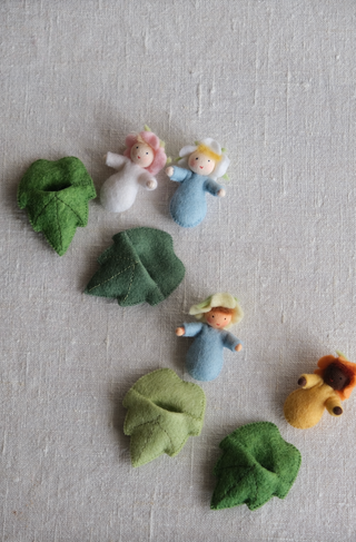 Blomsterbaby i bladsovepose - ullfigur
