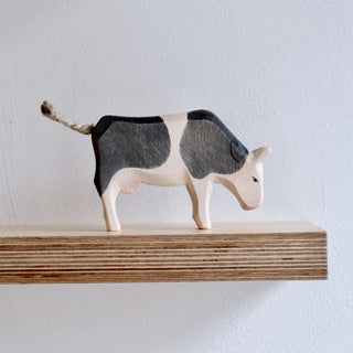 Cow black and white eating - trefigur