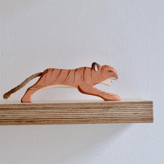 Tiger jumping - trefigur
