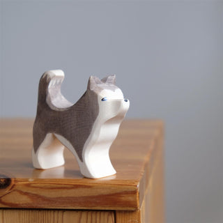 Sled dog standing - trefigur