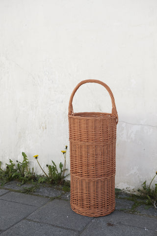 Høy smal kurv med håndtak