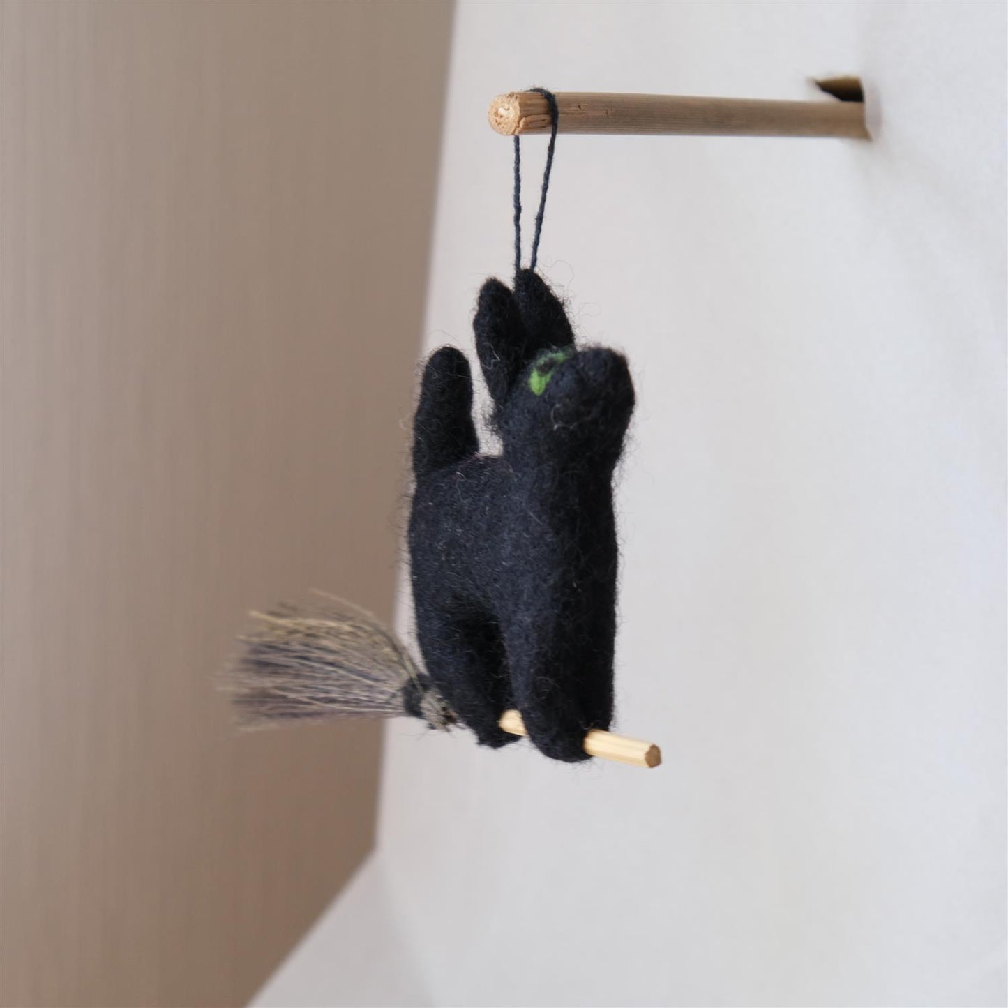 Katt på heksekost - høstpynt