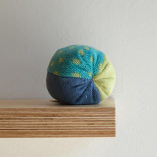 Grønn ball I frotté med bjelle - 8cm