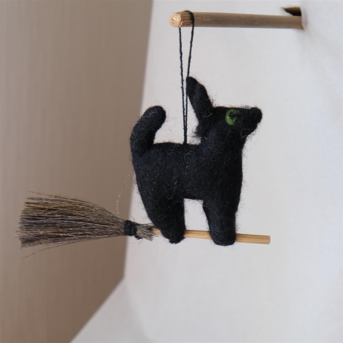 Katt på heksekost - høstpynt