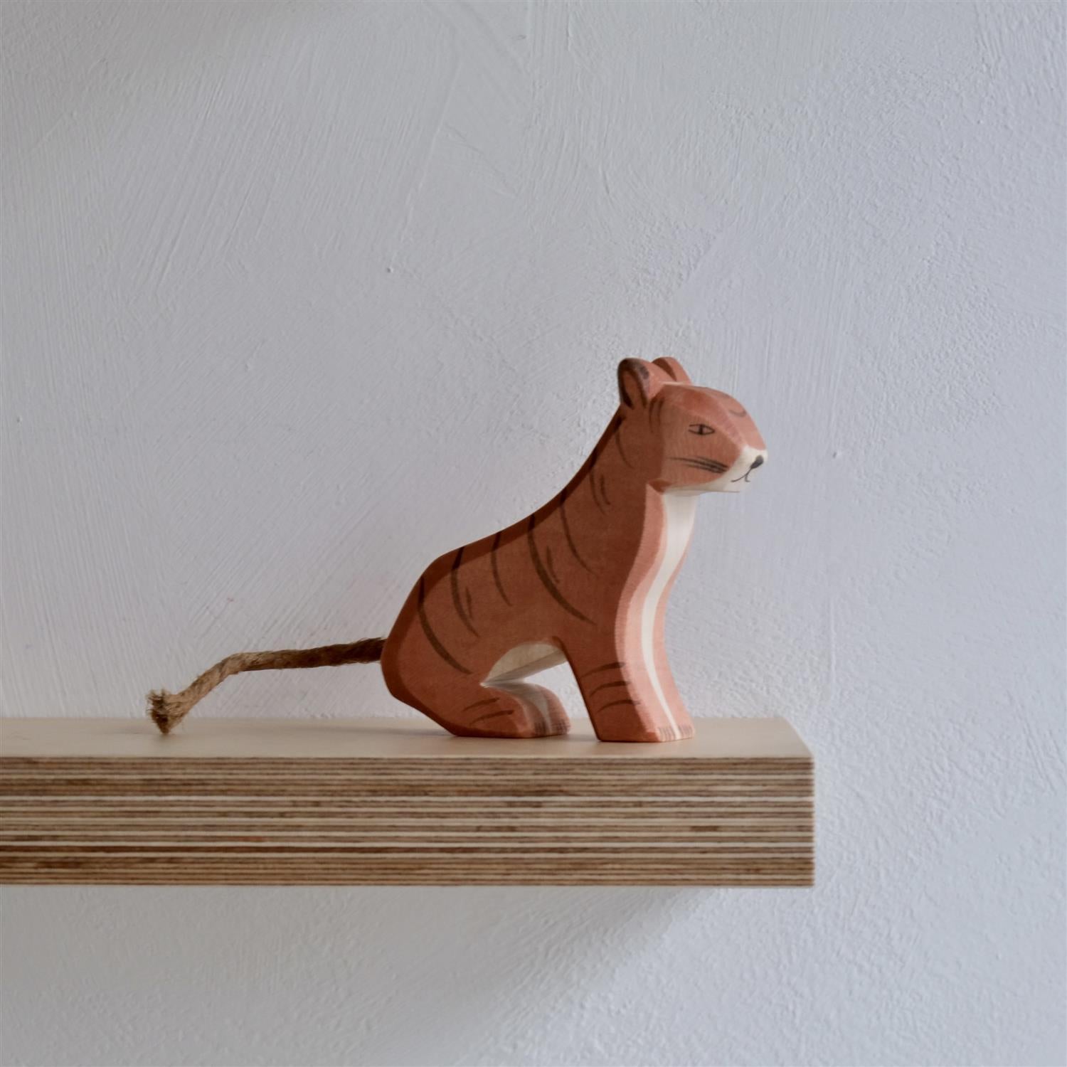 Tiger sitting - trefigur