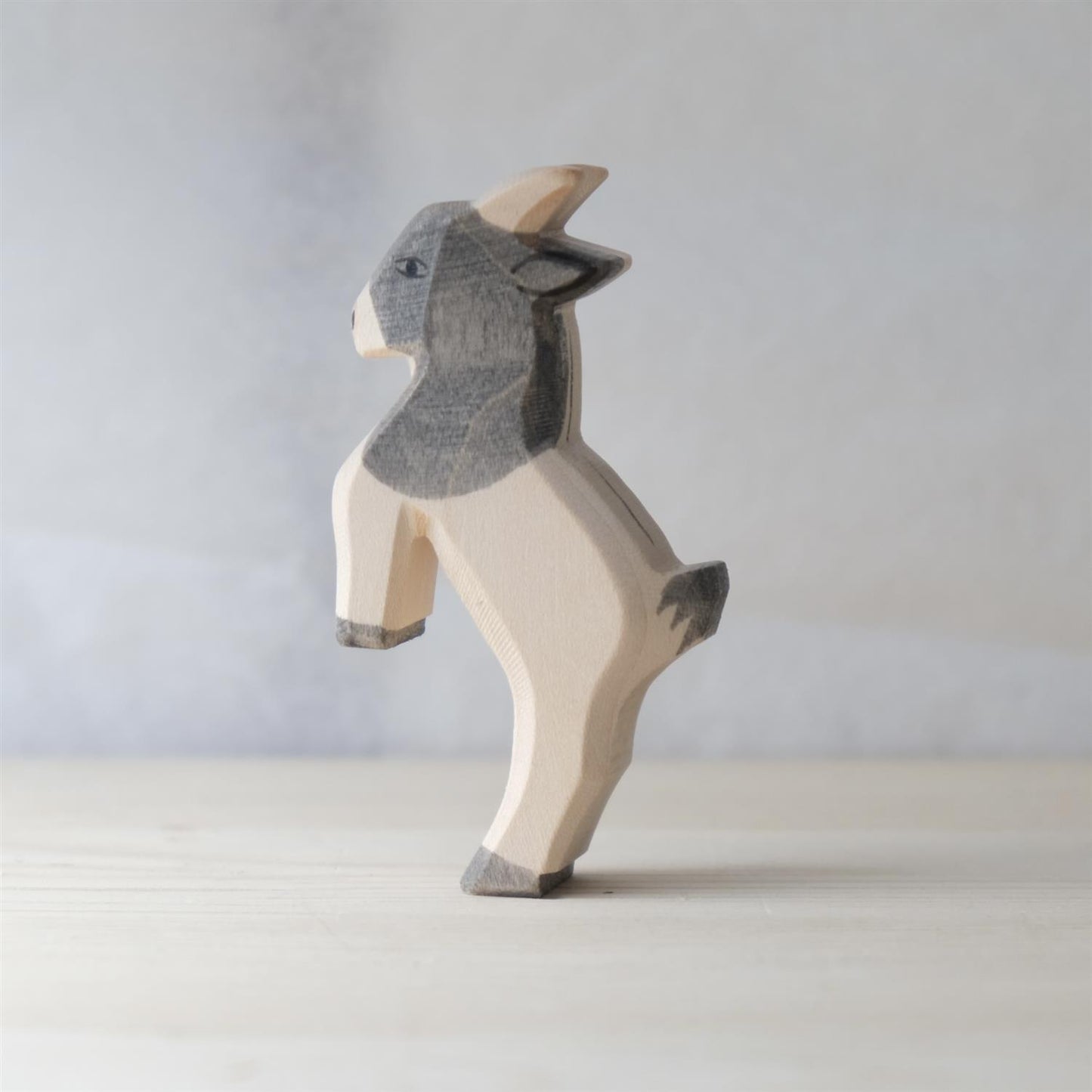 Goat kid jumping - trefigur