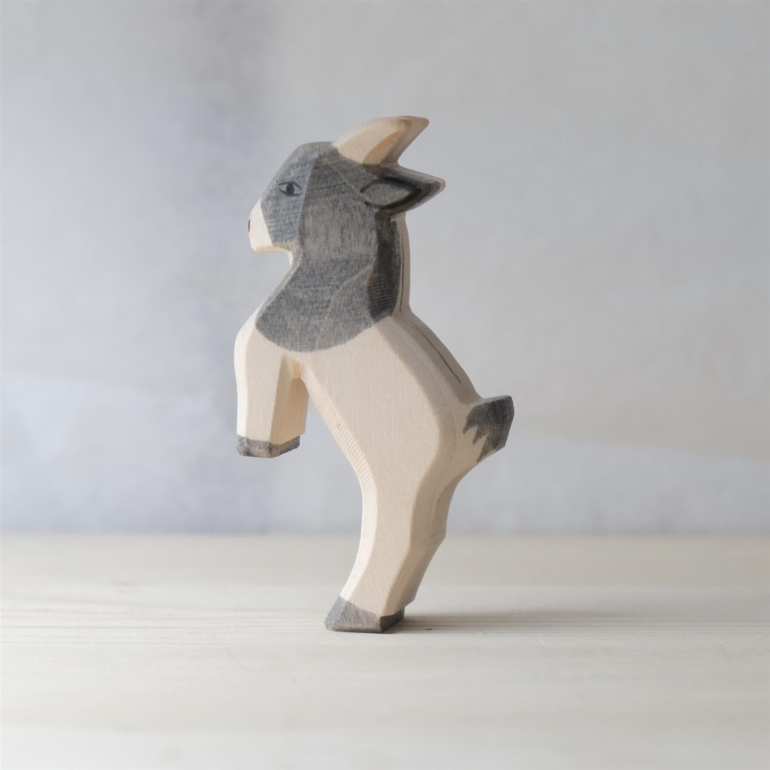 Goat kid jumping - trefigur