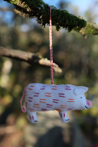 Dyrepynt i filt - håndlaget av gjenbrukt tekstil