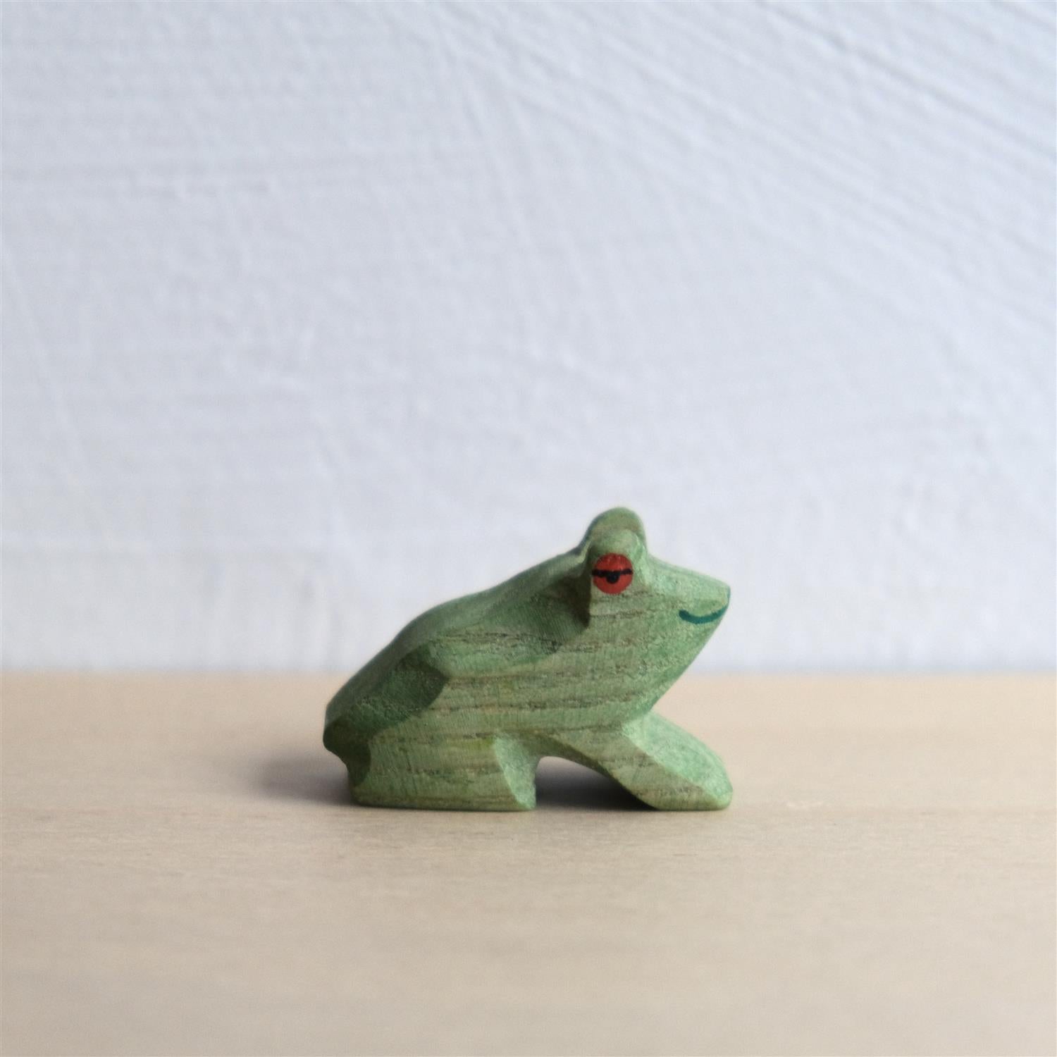 Frog sitting - trefigur