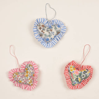 Hjerte med rysjekant - håndlaget av gjenbrukt tekstil