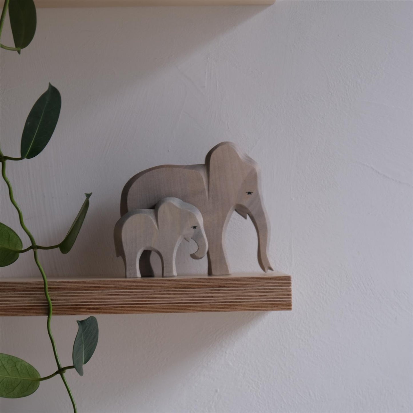 Elephant small eating - trefigur