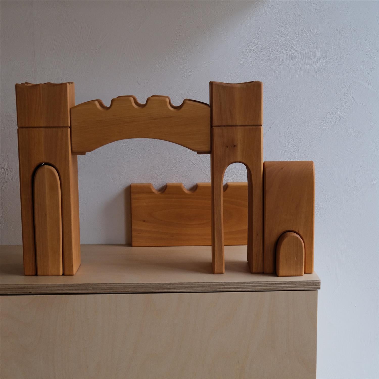 Gateway-set with two towers and wharf