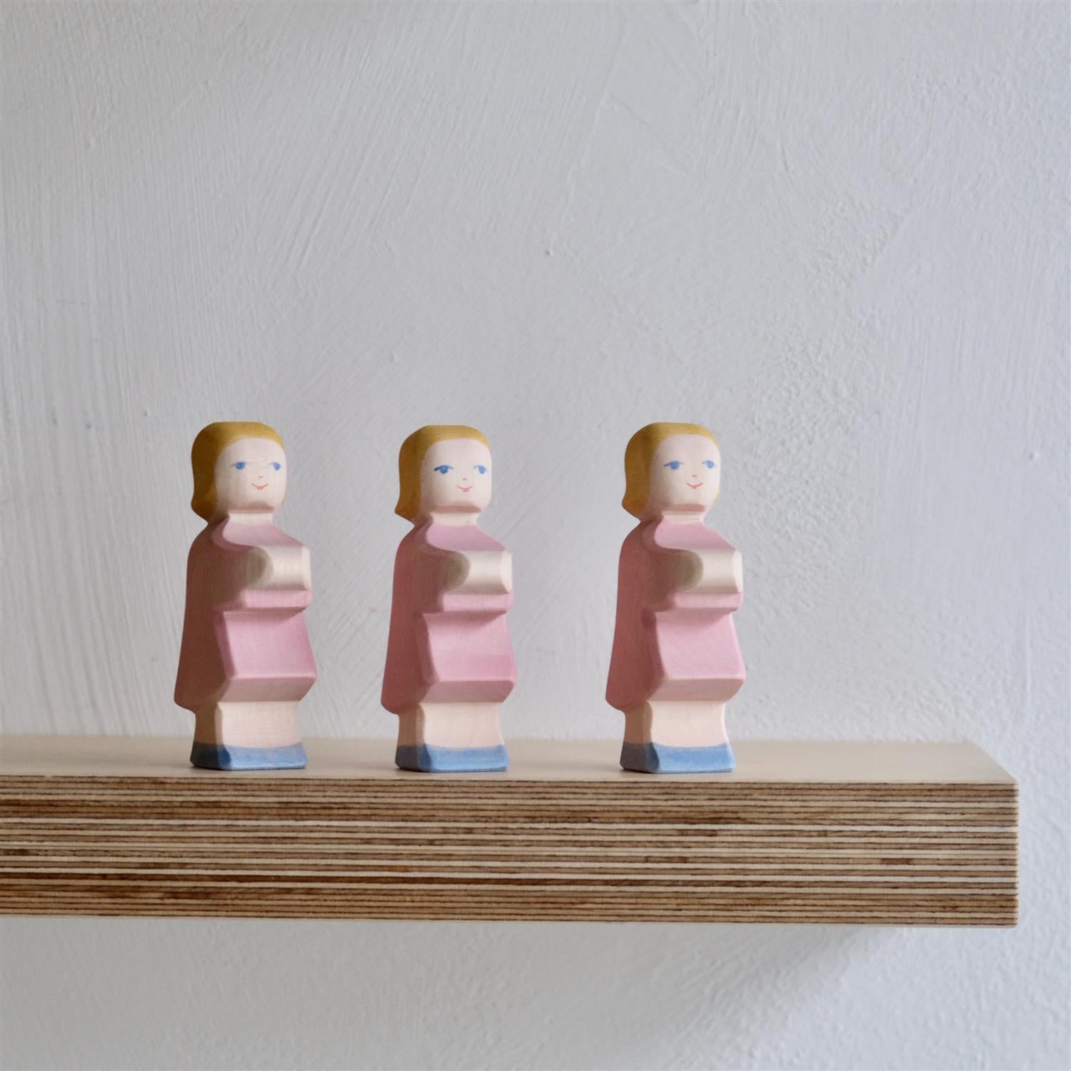 Daughter with blond hair - trefigur