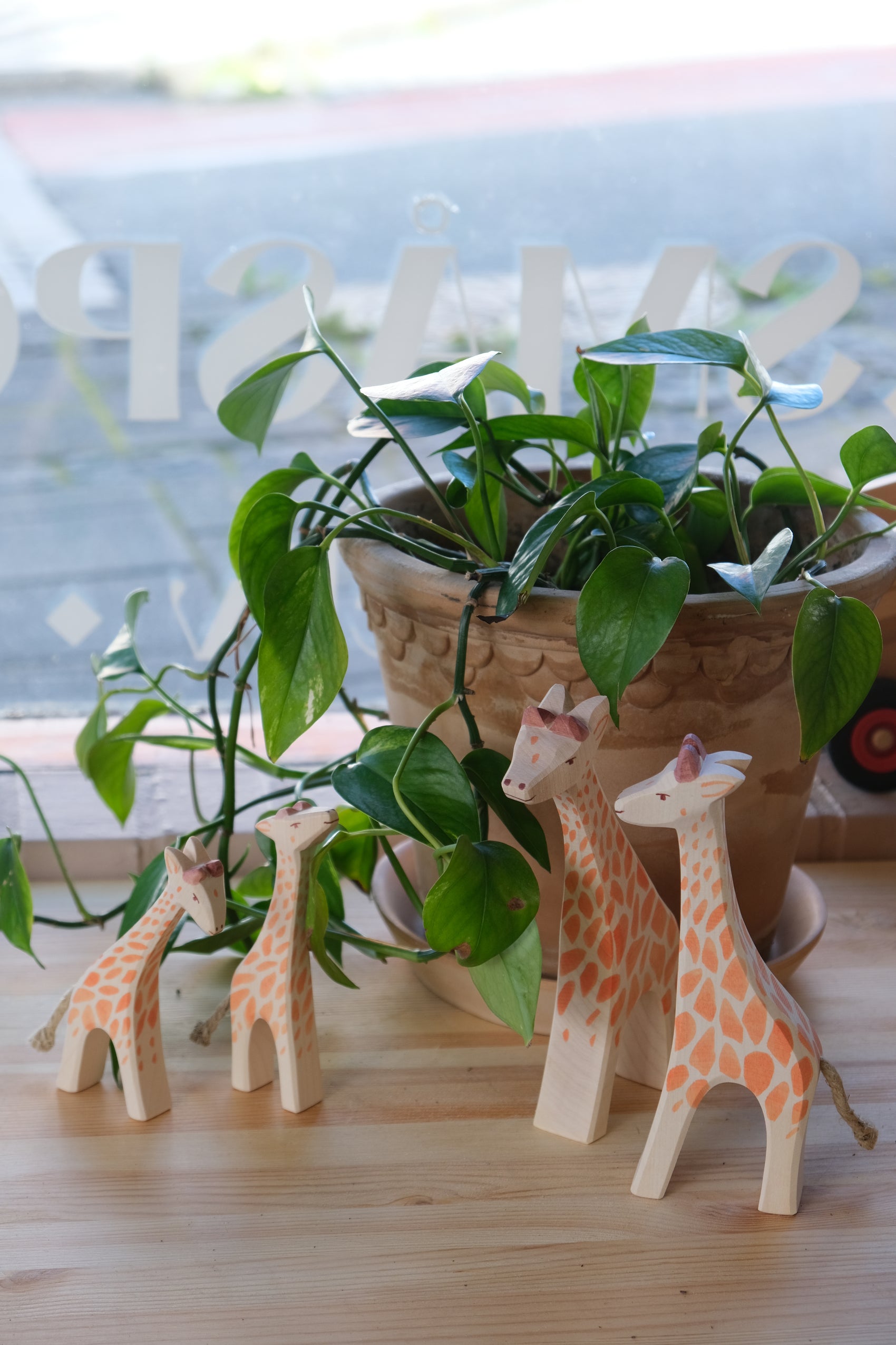 Giraffe standing - trefigur