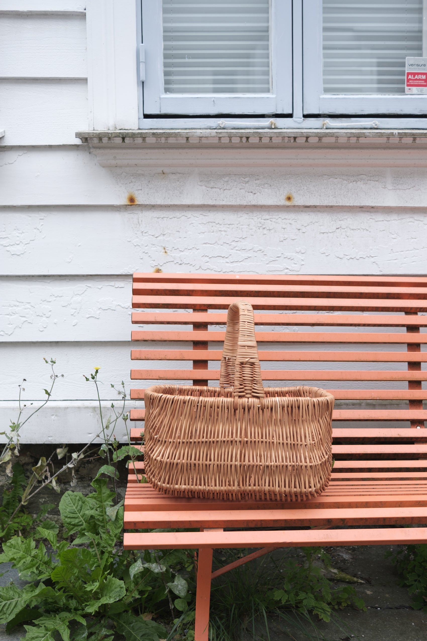 Stor rektangulær seljekurv med høy hank