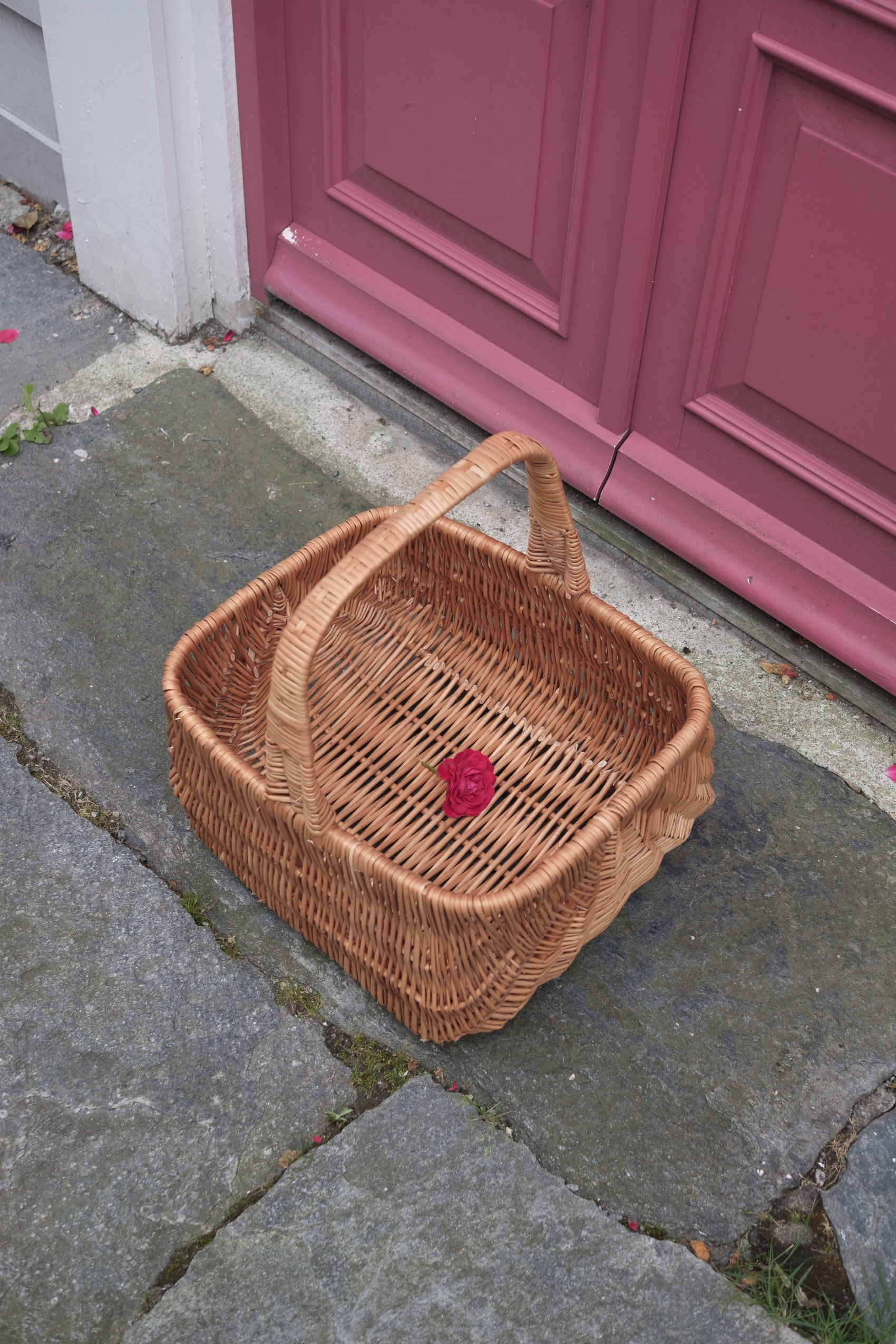 Stor rektangulær seljekurv med høy hank