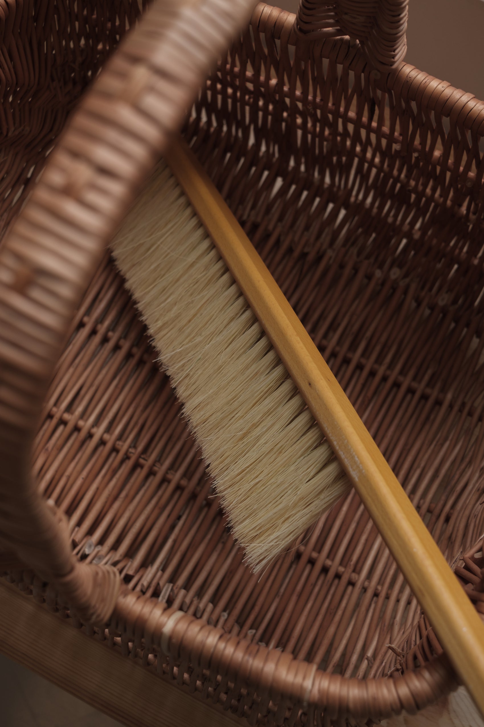 Stor rektangulær seljekurv med høy hank