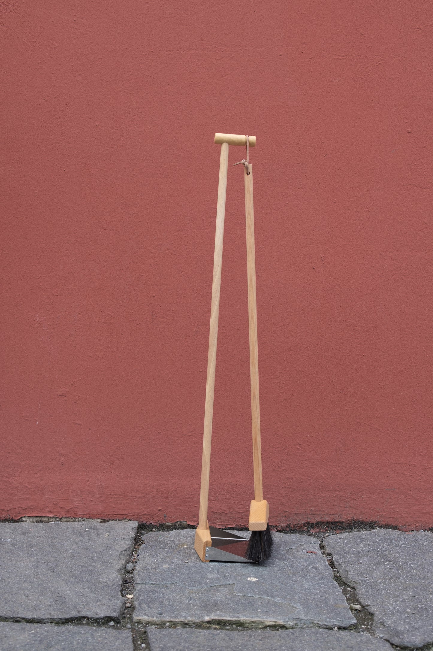 Feiesett i rustfritt stål og oljet bøk - 77.5cm