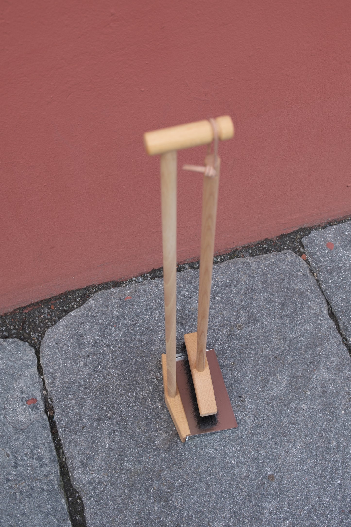 Feiesett i rustfritt stål og oljet bøk - 77.5cm