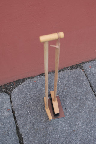 Kost og feiebrett i bøk, hestehår og stål