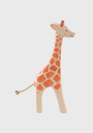 Giraffe standing - trefigur