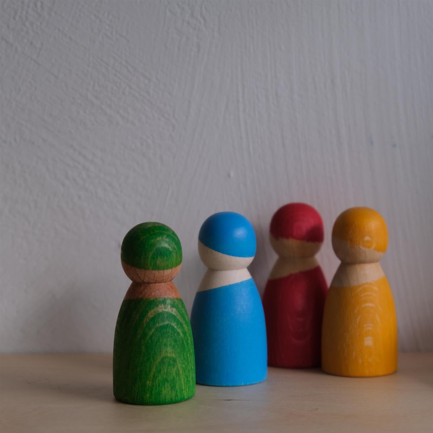 Stor landbåt med fire venner