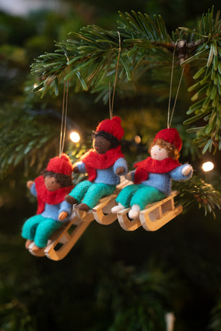 Julebarn på kjelke - gutt - hengeullfigur