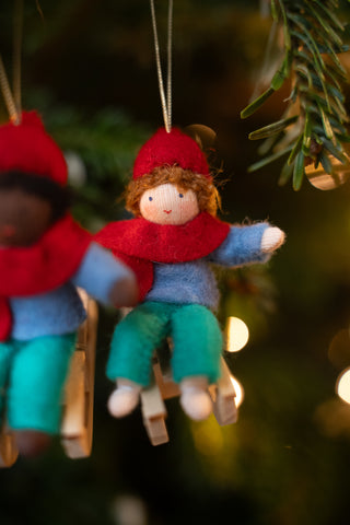 Julebarn på kjelke - gutt - hengeullfigur