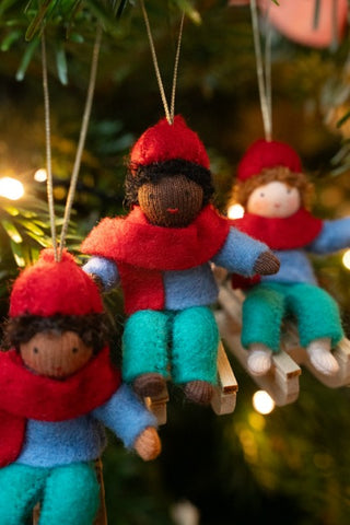 Julebarn på kjelke - gutt - hengeullfigur