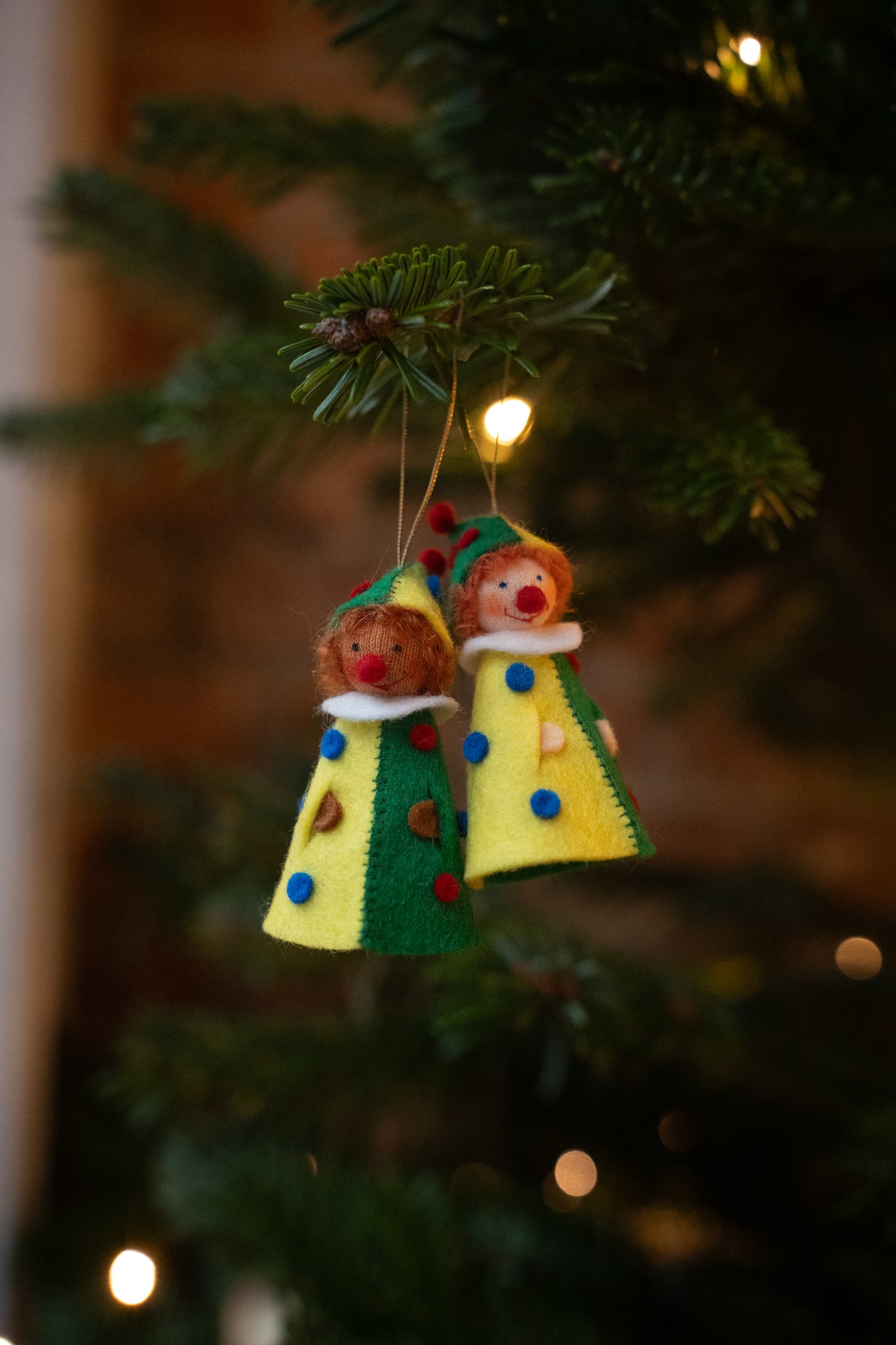 Liten klovn med bjelle inni - grønn - hengeullfigur