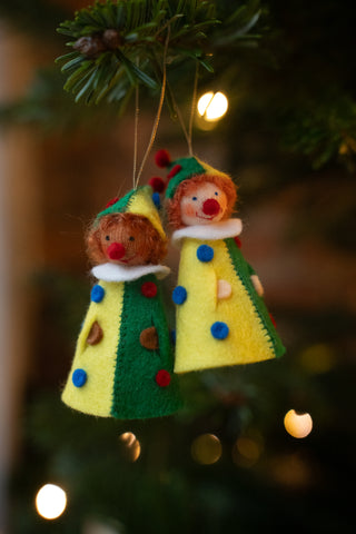 Liten klovn med bjelle inni - grønn - hengeullfigur