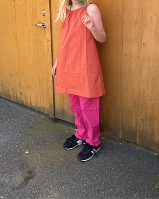 Elmo-kjole i bomull – justerbar snor