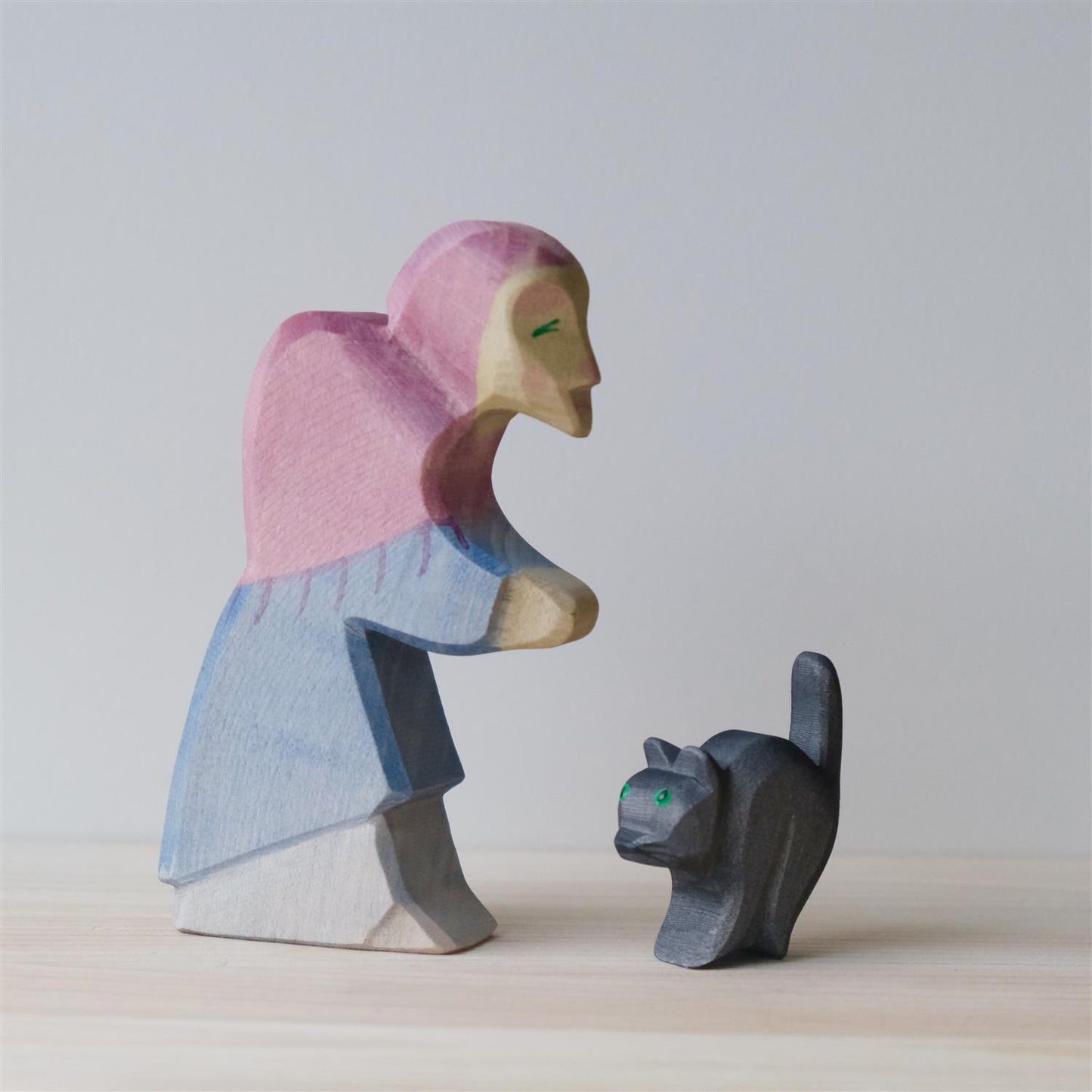 Witch with cat - trefigur