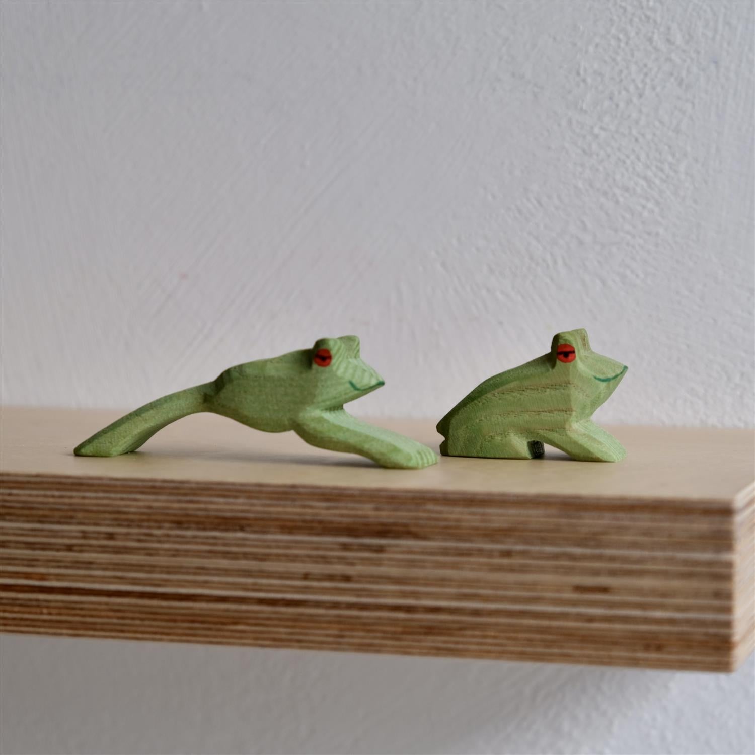 Frog sitting - trefigur